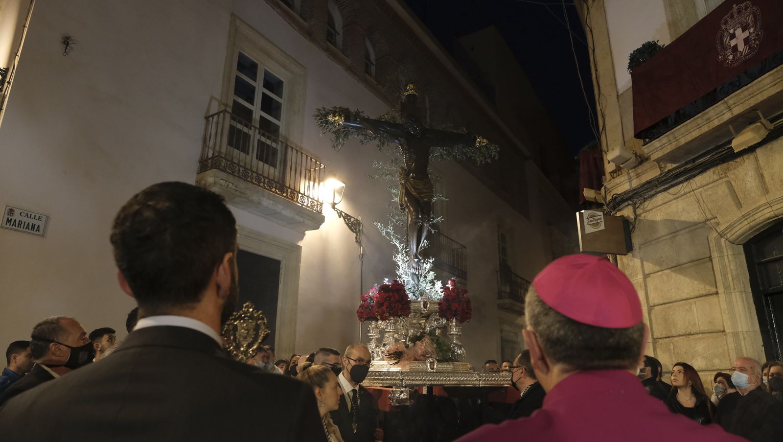 Procesión del Vía Crucis del Santo Cristo de la Escucha en Almería, en imágenes.