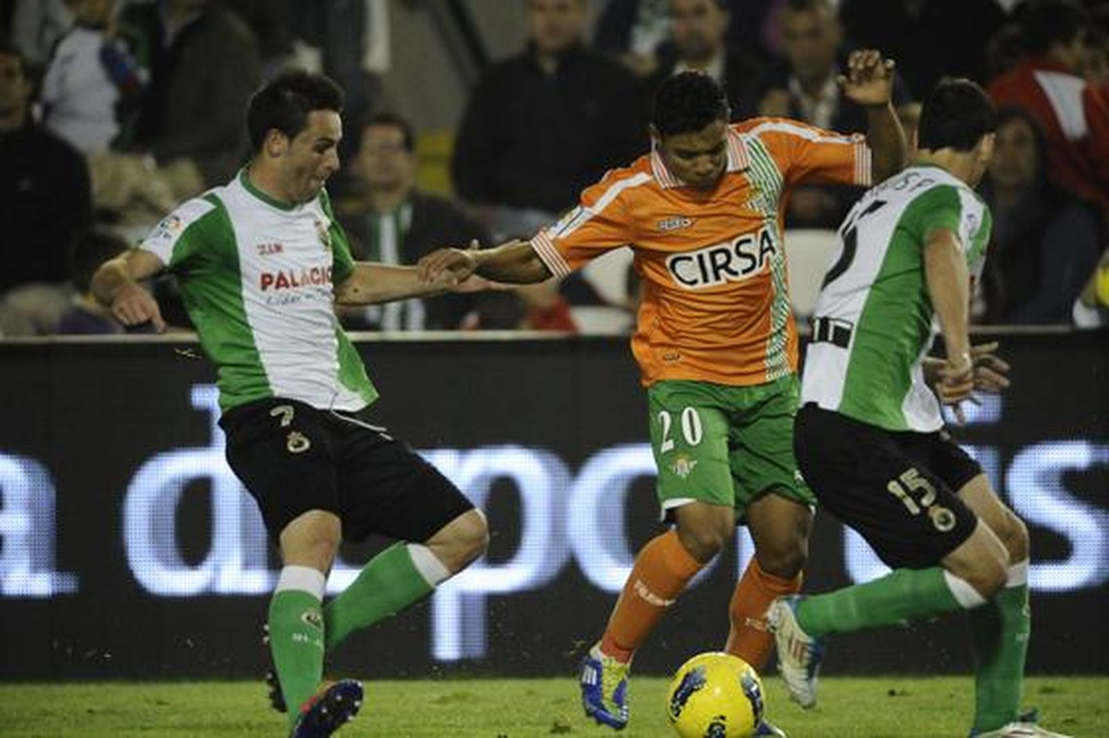 El Betis acumula su sexta derrota seguida tras caer con el Racing en Santander (1-0). / LOF