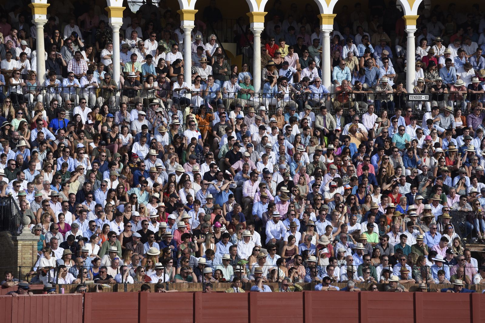 Búscate en la tercera corrida de toros de la Feria de San Miguel de Sevilla