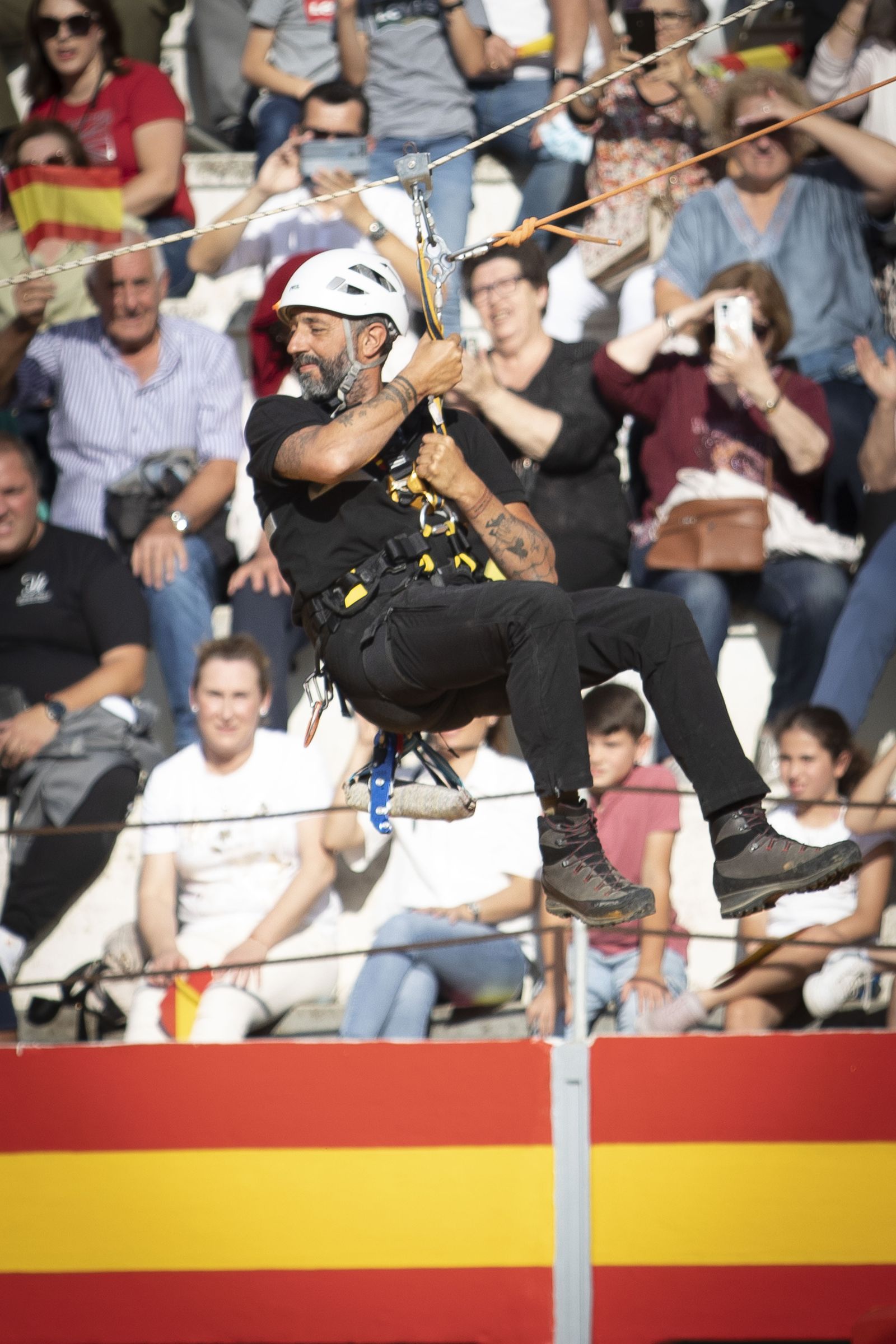 La exhibición del Ejército en la Plaza de Toros de Granada, en imágenes