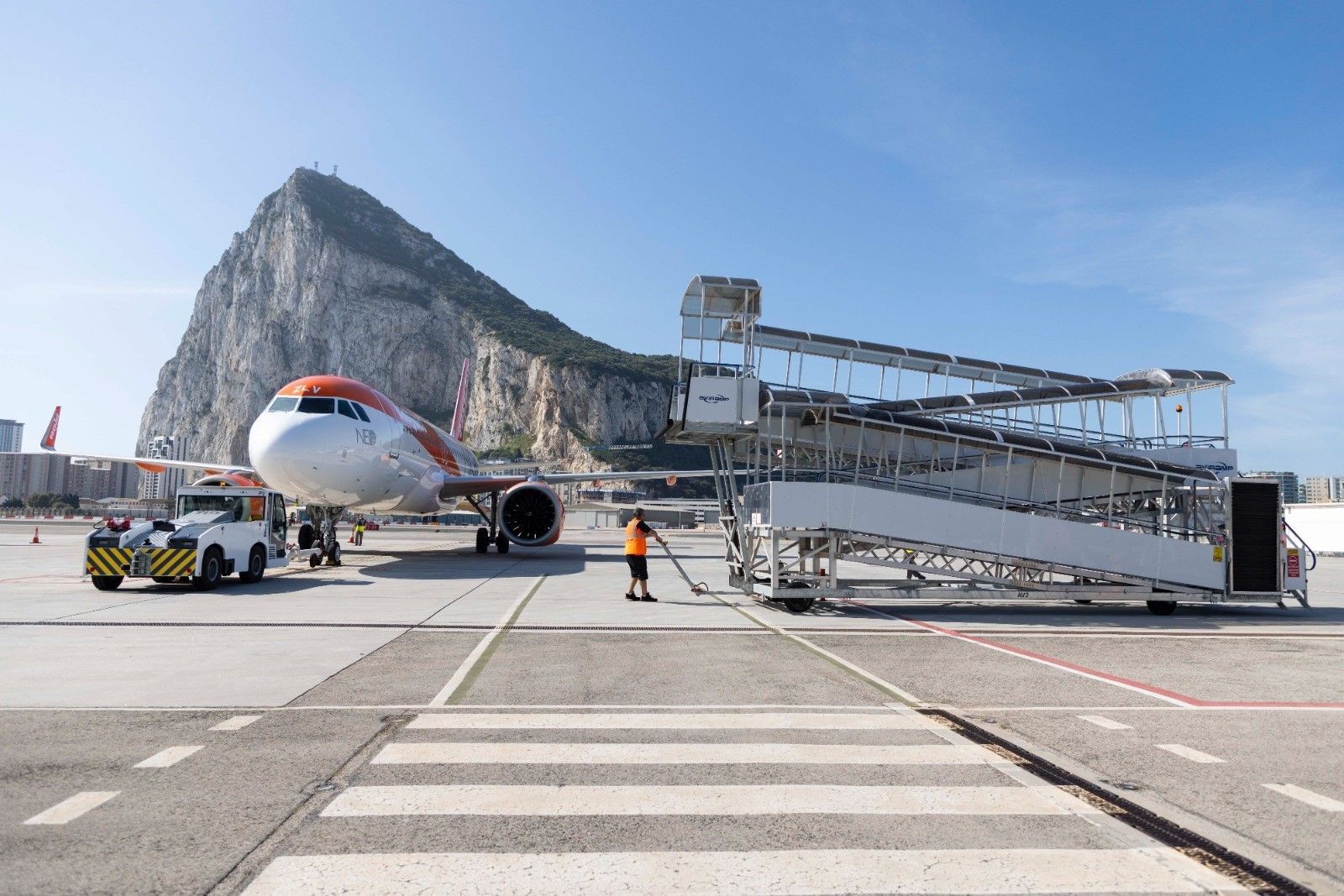 El aeropuerto de Gibraltar con el Peñón al fondo.