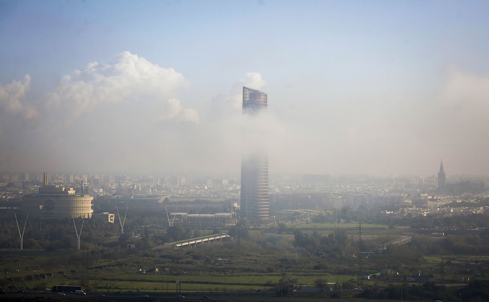 Nubes cubriendo la Torre Sevilla a primera hora de la mañana.