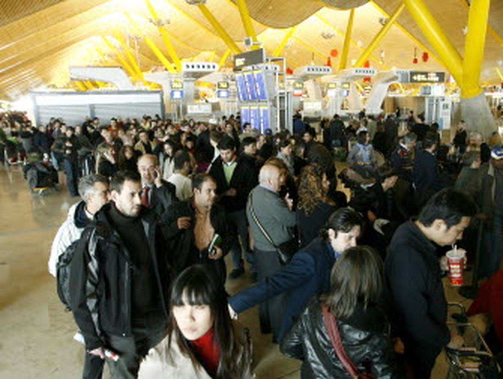 AENA cifra en 45.000 los afectados por las cancelaciones de Barajas