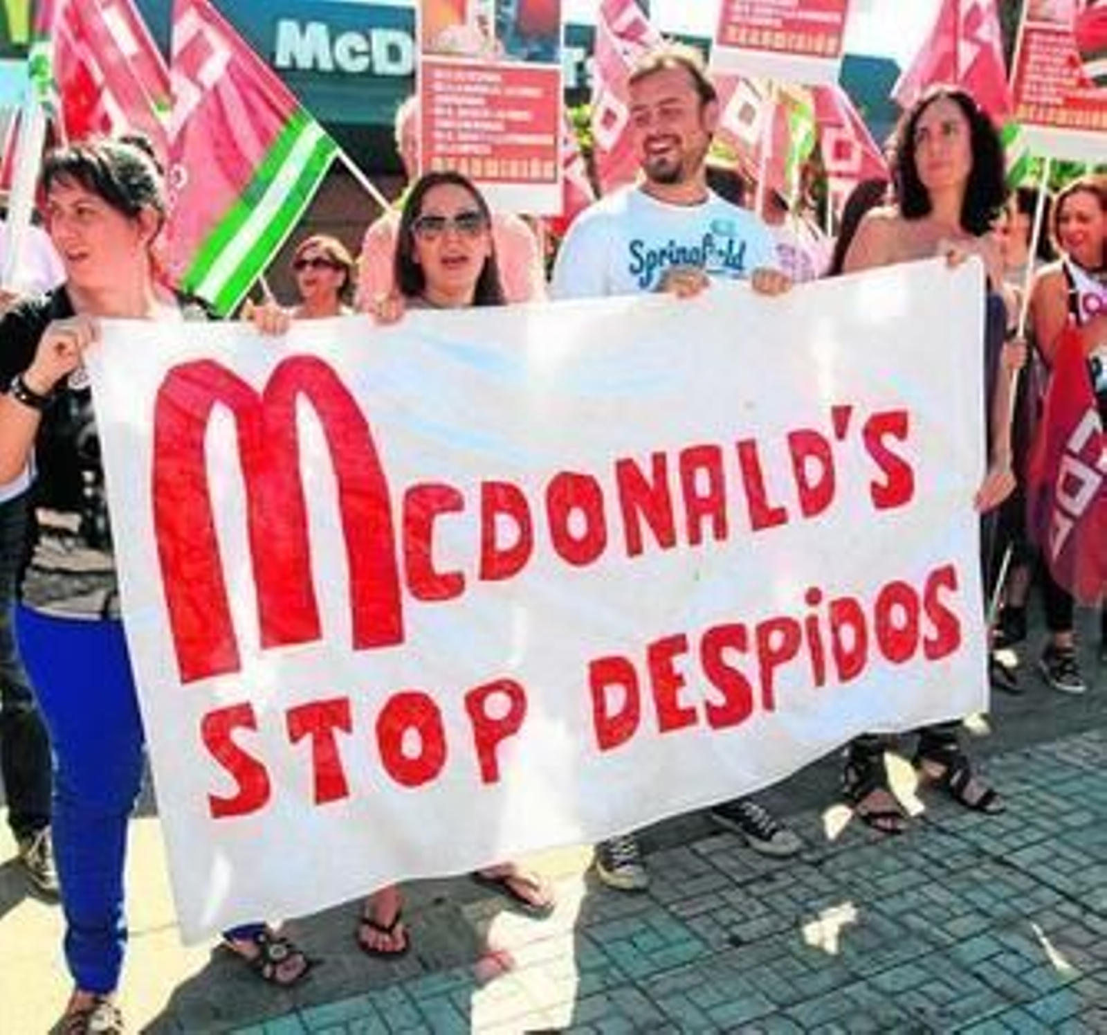 Trabajadores de McDonald's protestan por los despidos.