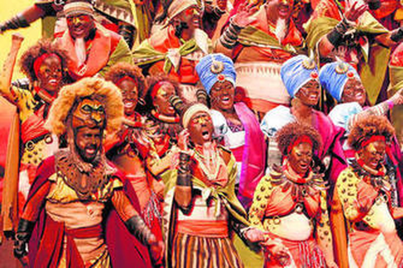 El coro mixto 'Khumbayá' en su actuación de ayer, que abrió la primera semifinal en el Falla.