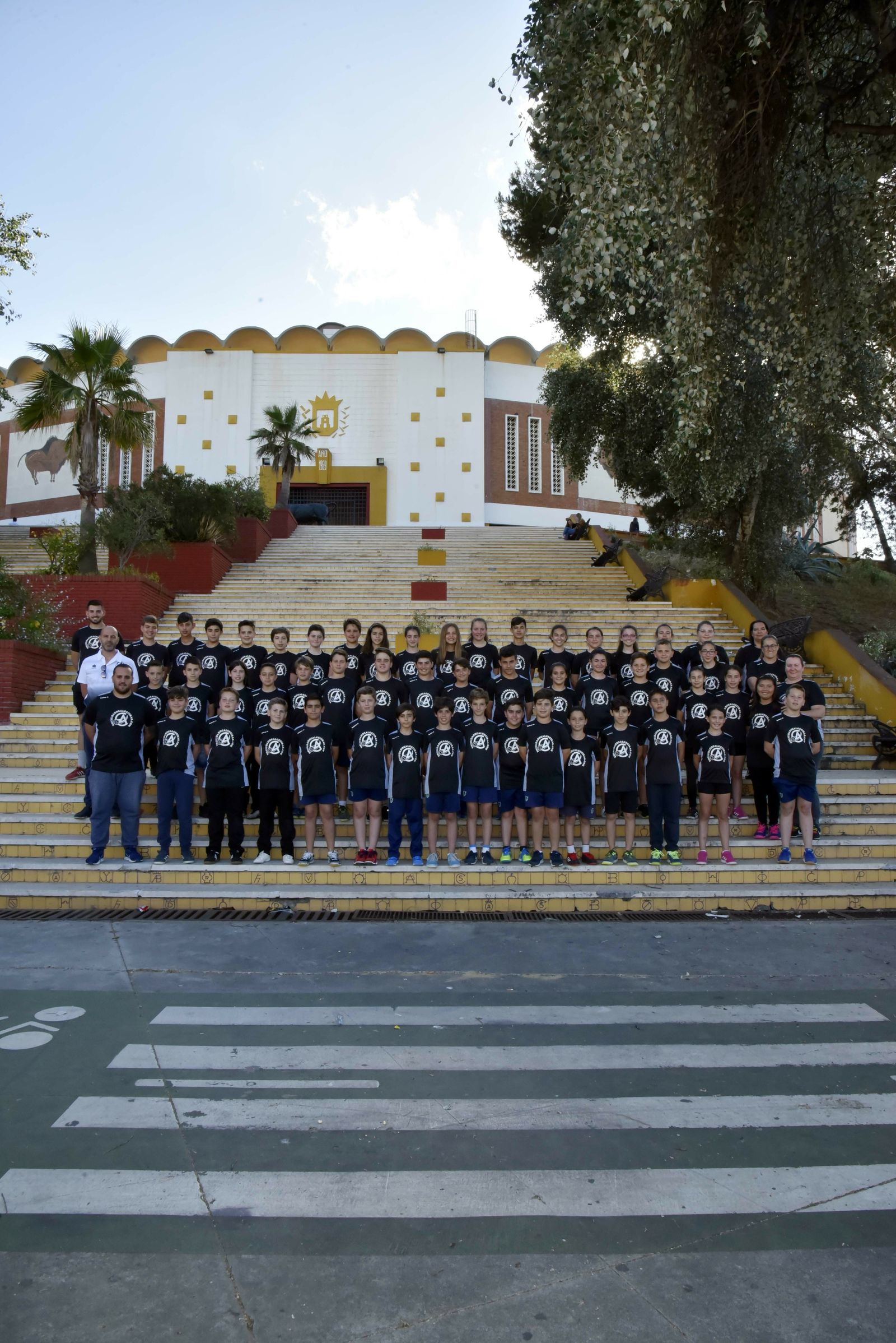 Los tres equipos del Ciudad de Algeciras que compiten en Granada, en la escalinata de la plaza de Las Palomas