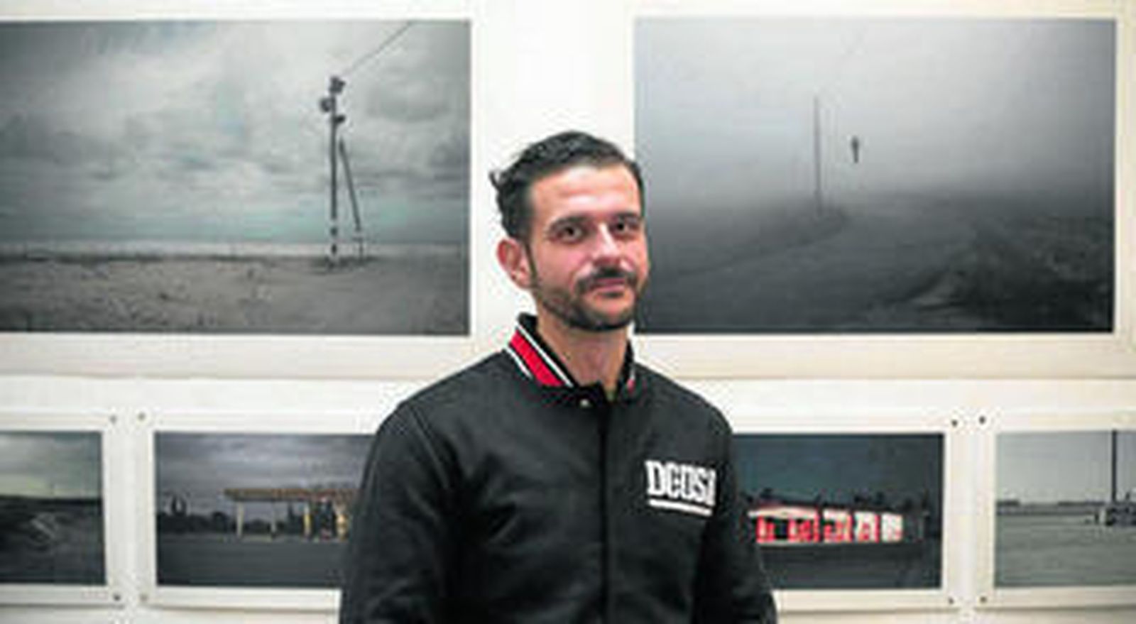 El fotógrafo Tolo Parra en la presentación de su exposición 'No Destination' en la librería Un Gato en Bicicleta.