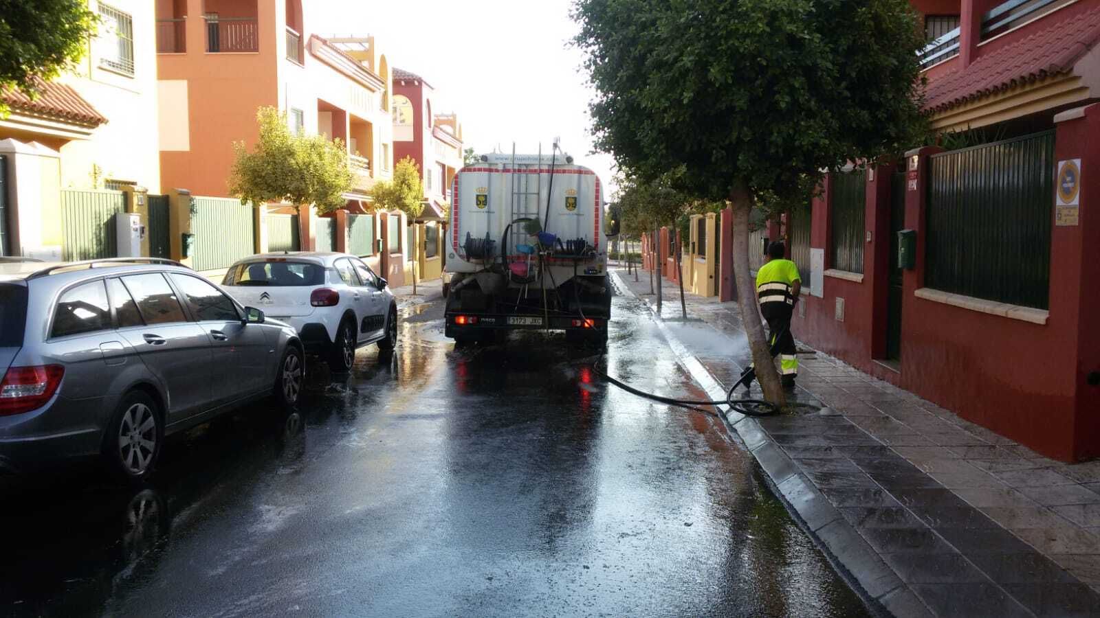 Una imagen del Ayuntamiento de trabajos de limpieza municipal en Bormujos.