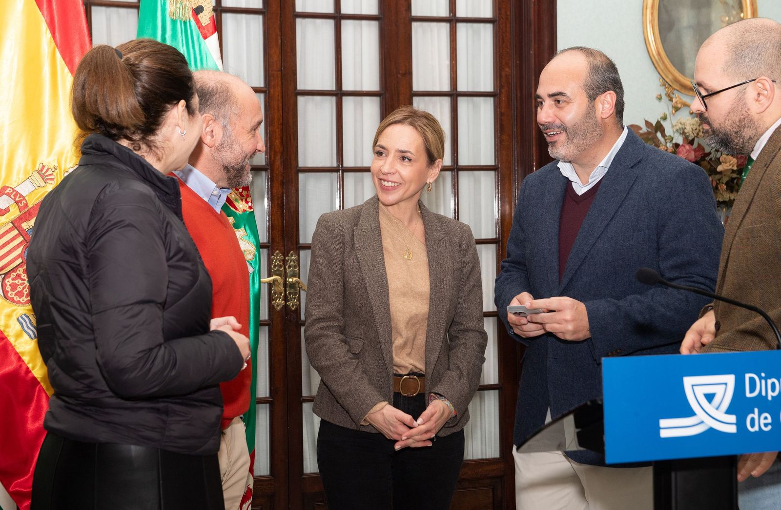 La presidenta de Diputación, Almudena Martínez, junto a otros miembros de la corporación.