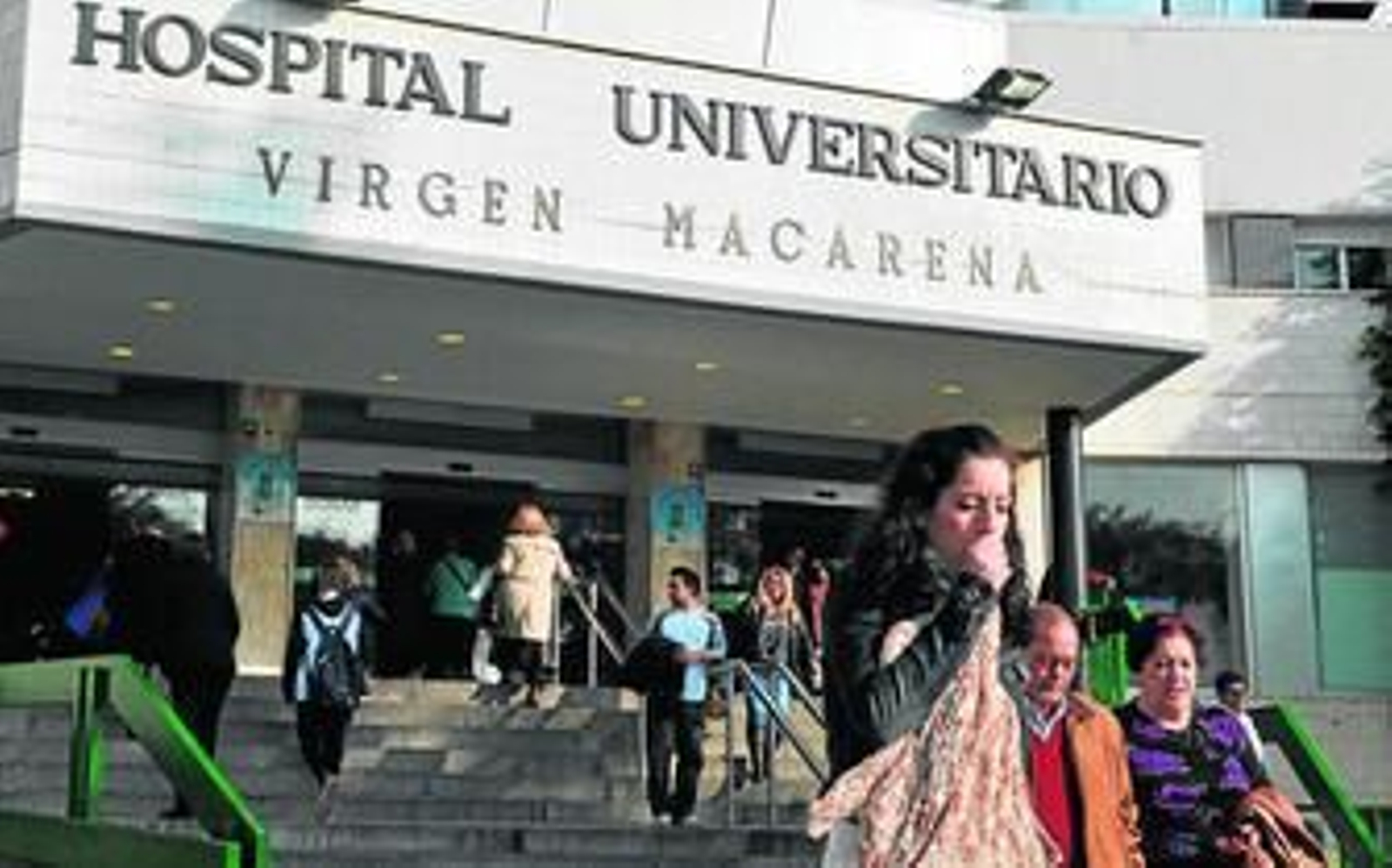 Puerta principal del Hospital Universitario Virgen Mcarena.