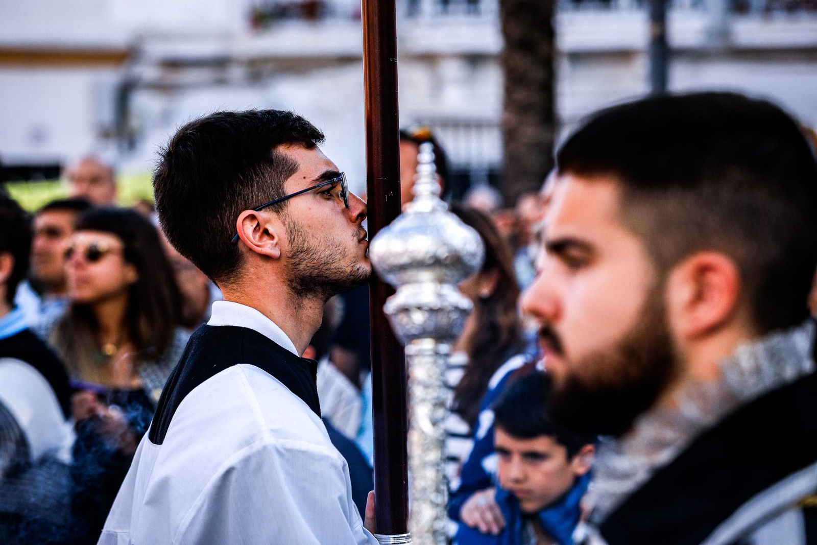 Imágenes de la salida de Desamparados en la Semana Santa de San Fernando 2025