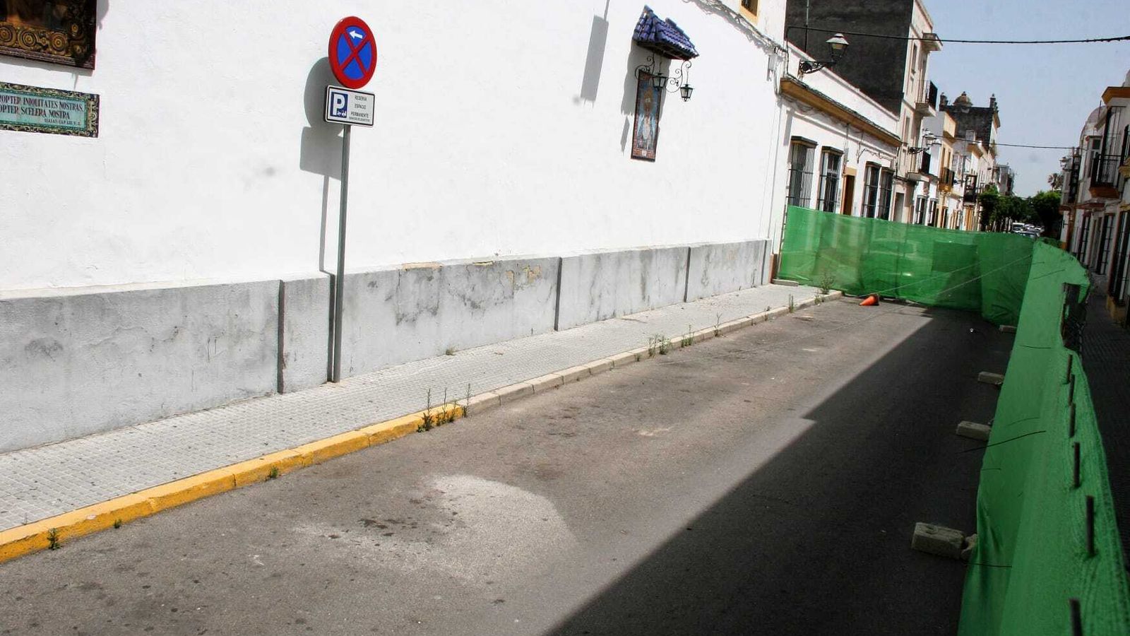 Una valla rodea el edificio y ha obligado a cerrar la vía al tráfico.