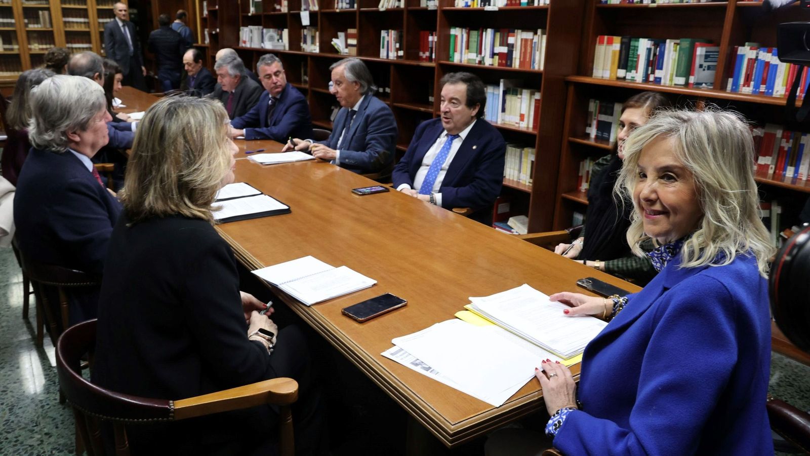 La Fiscal Superior de Andalucía, Ana Tárrago (a la derecha), antes de la junta de fiscales celebrada este martes en Sevilla.