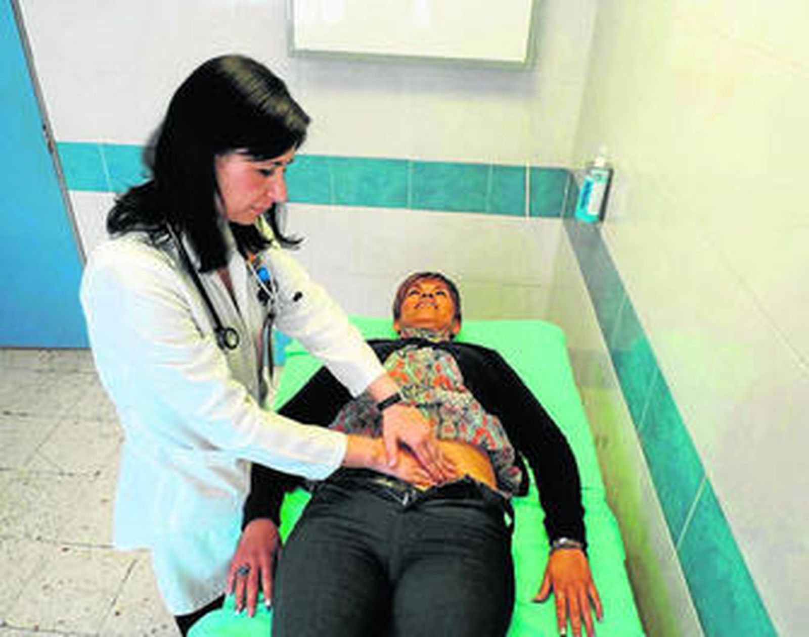 La enfermedad actúa especialmente al intestino grueso pero no causa inflamación ni daño permanente.