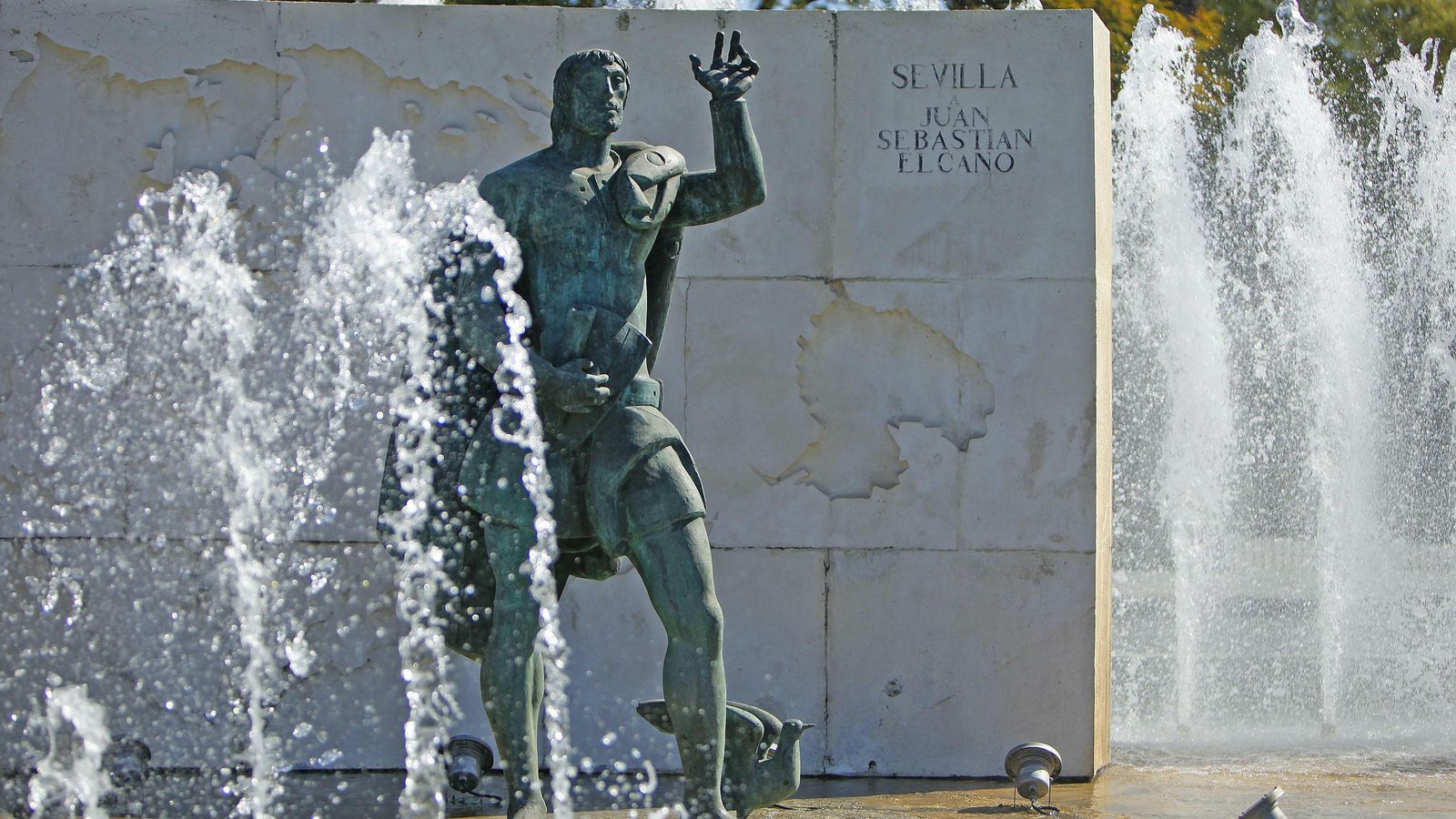 Estatua de Elcano en la Glorieta de los Marineros.