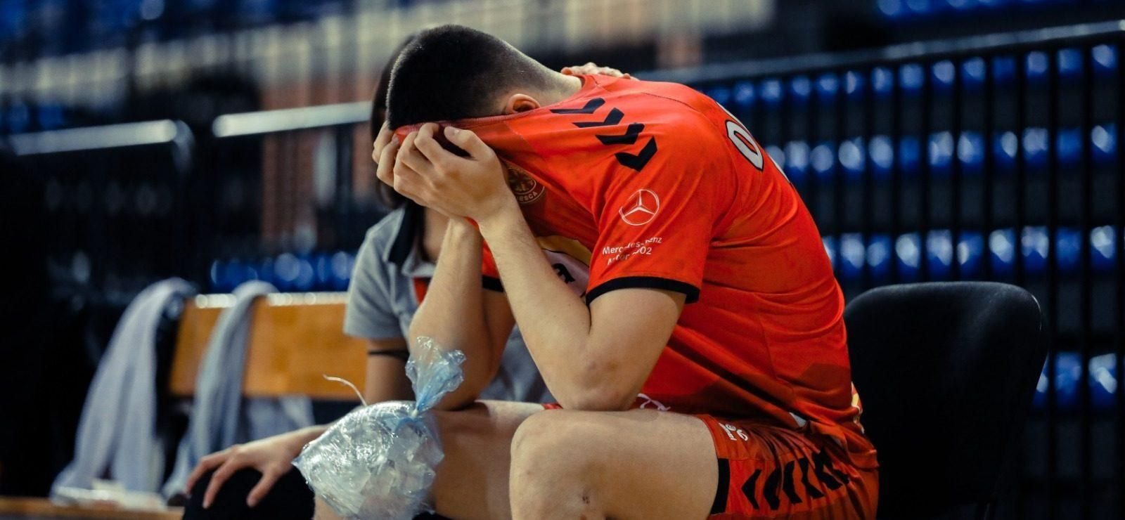 Domingo Luis Mosquera, con una bolsa de hielo en la rodilla, llora tras caer lesionado