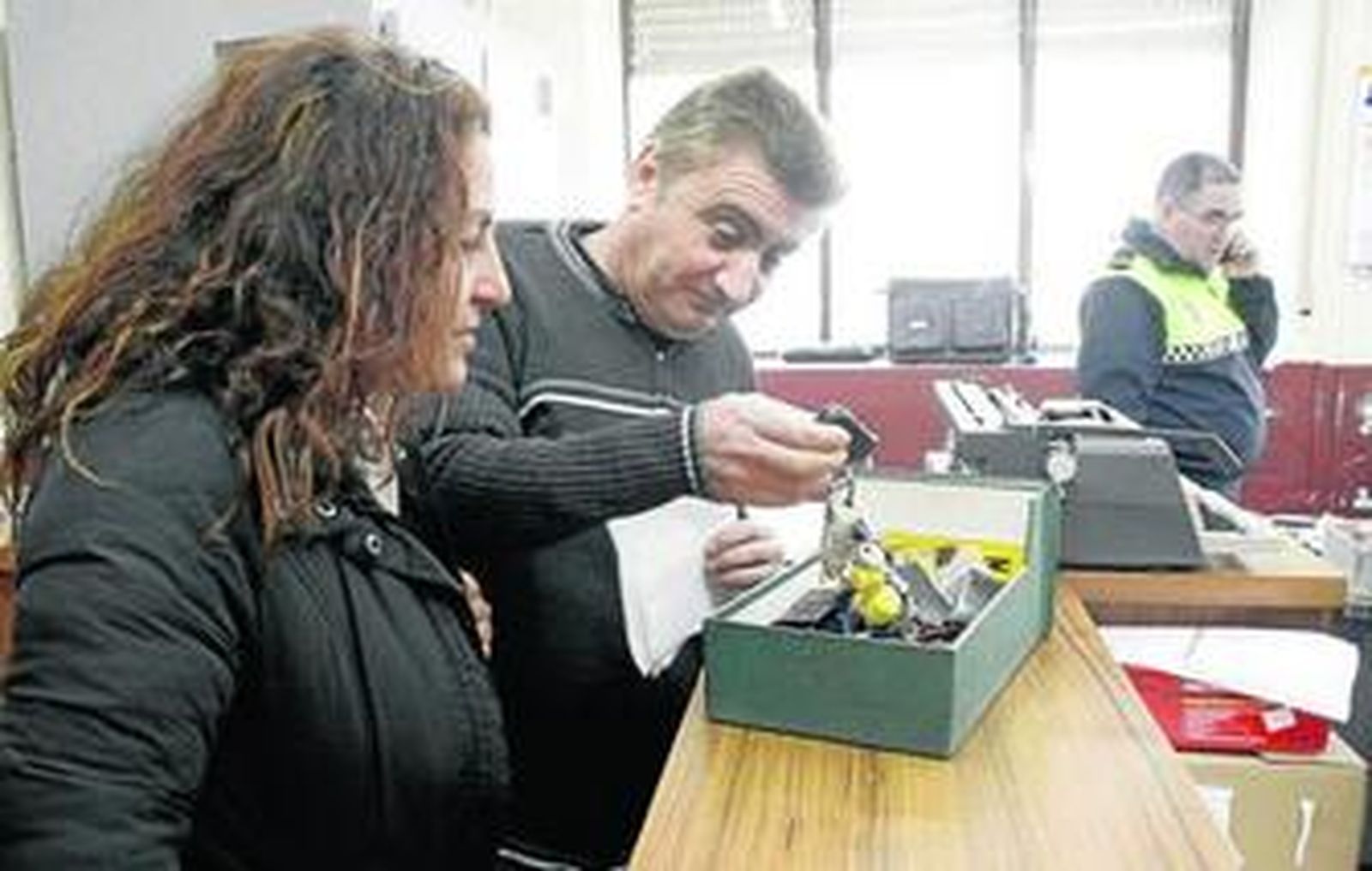 1. Un ciudadano busca en cajas repletas de llaves para ver si localiza las suyas que perdió hace cinco meses. Se las dejó puestas en la puerta de su casa y aún no las ha localizado. Es la segunda vez que va a la Oficina de Objetos Perdidos de la Policía Local de Almería para probar suerte. 2. En las dependencias hay estanterías repletas de artículos que aún no han sido reclamadas por sus dueños. 3. Roque Muñoz, agente del servicio de objetos perdidos con una caja llena de artículos. 4. Hay media docena de matrículas que los dueños, aún sabiéndolo, no han ido a recoger. 5. Lo más sorprendente de los extravíos es un carrito de bebé.