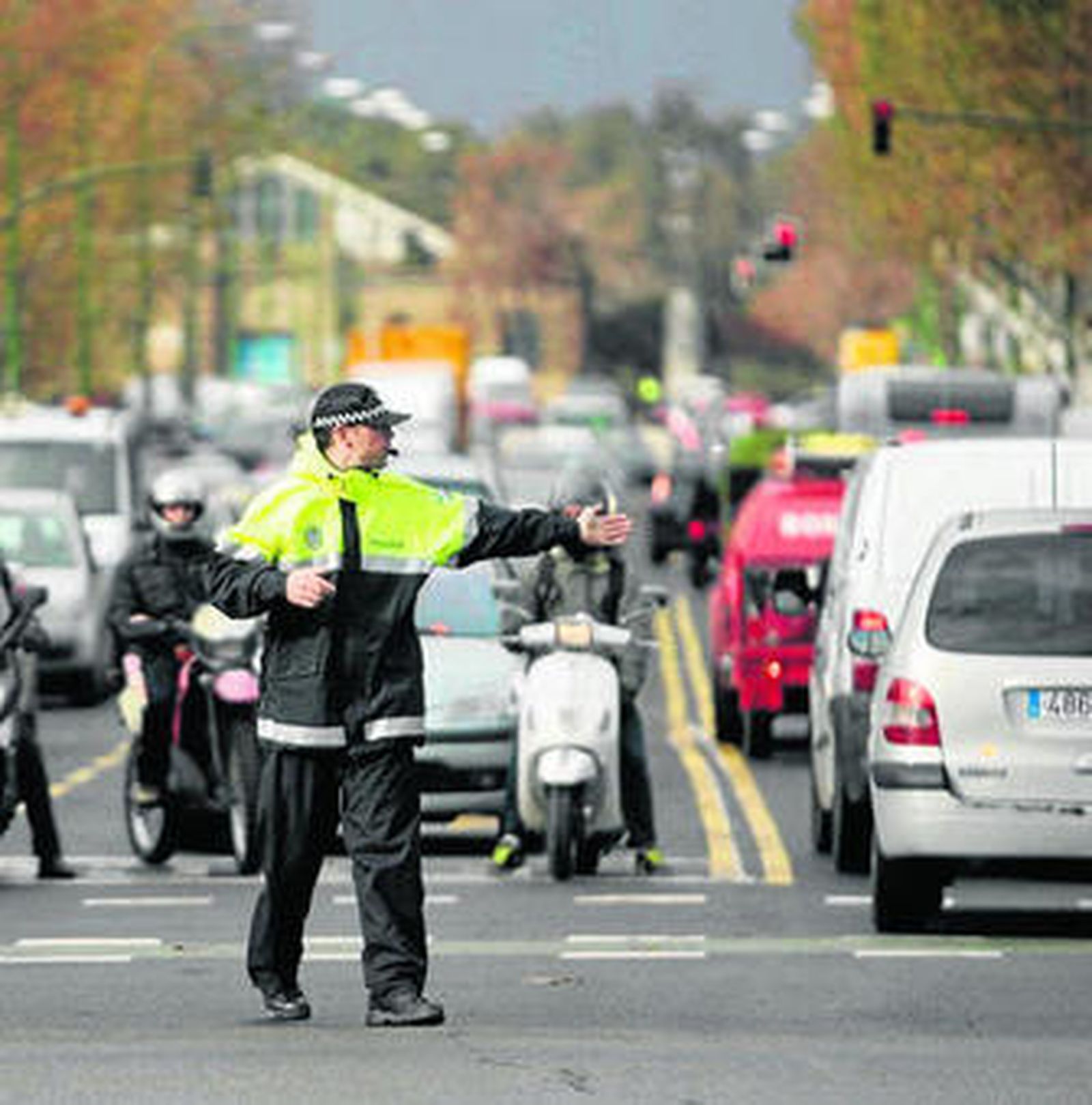 Un policía local regula el tráfico, en una imagen de archivo.