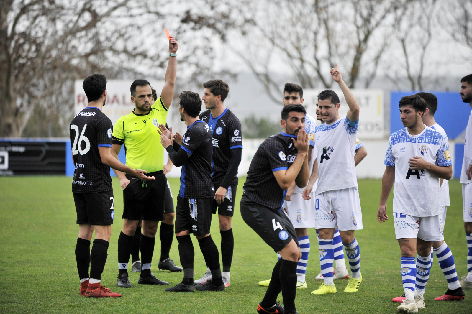 Adri Rodríguez fue expulsado en la primera mitad.