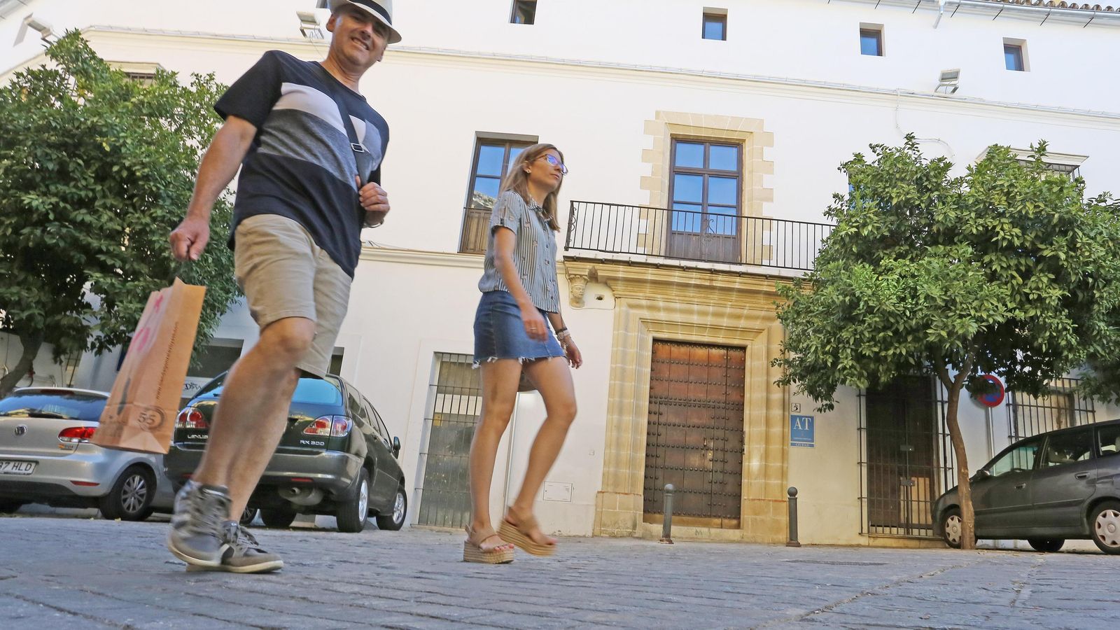 Turistas paseando por el centro de Jerez.