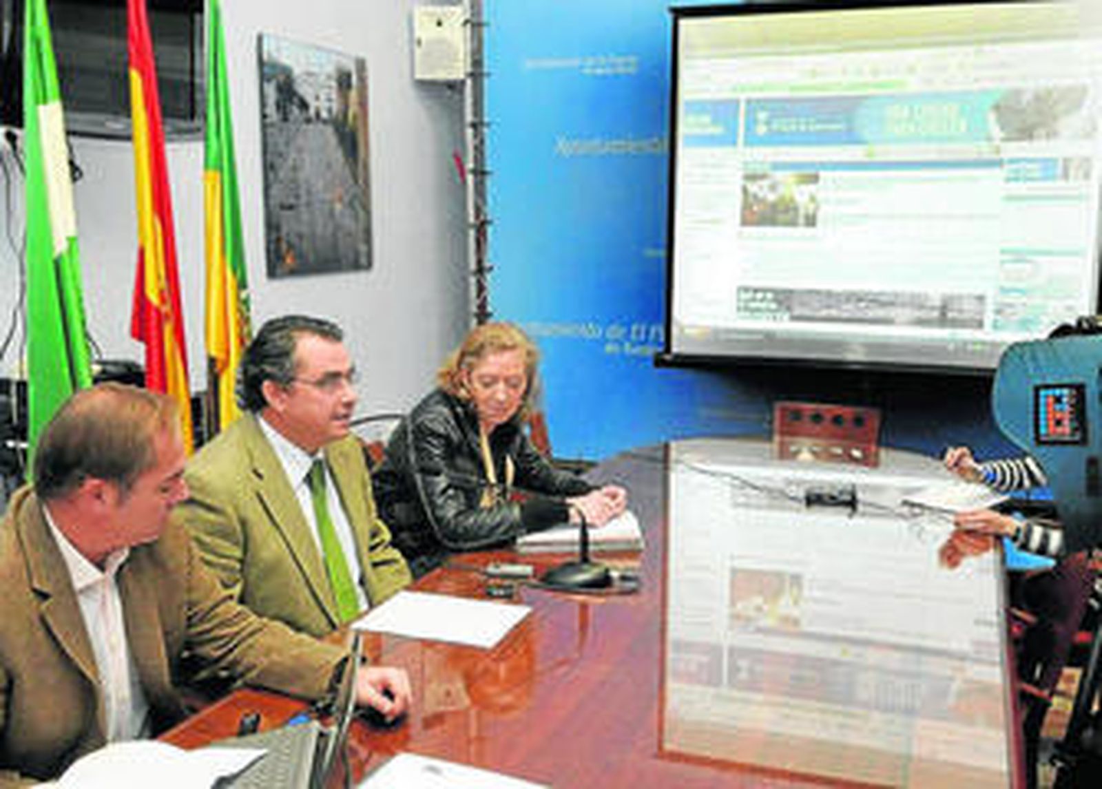 Los ediles Raúl Capdevila y Patricia Ybarra flanquean al alcalde en una imagen de archivo.