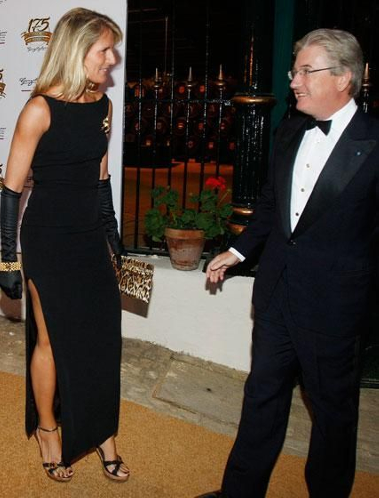 Cristina Luque, esposa de Mauricio González-Gordon, charla con Pedro Rebuelta junto a la bodega La Concha

Foto: Pascual