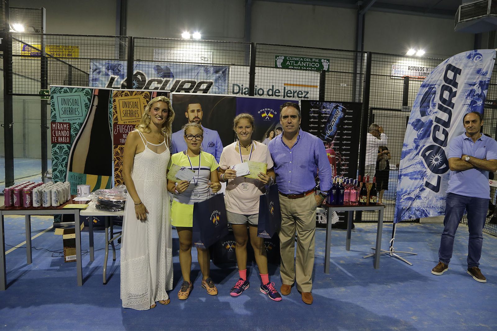 Marta Barrera y Marta García, campeonas absolutas de la pasada edición, junto a Rafael Navas, director de 	Diario de Jerez, y Teresa Macías, del departamento de publicidad de Diario de Jerez, en la entrega de premios.