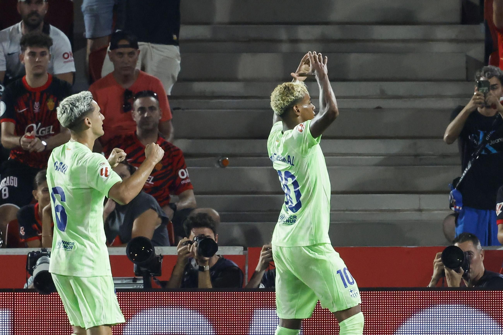 Lamine Yamal celebra con Gavi detrás el golazo que marcó en la última jugada del partido.