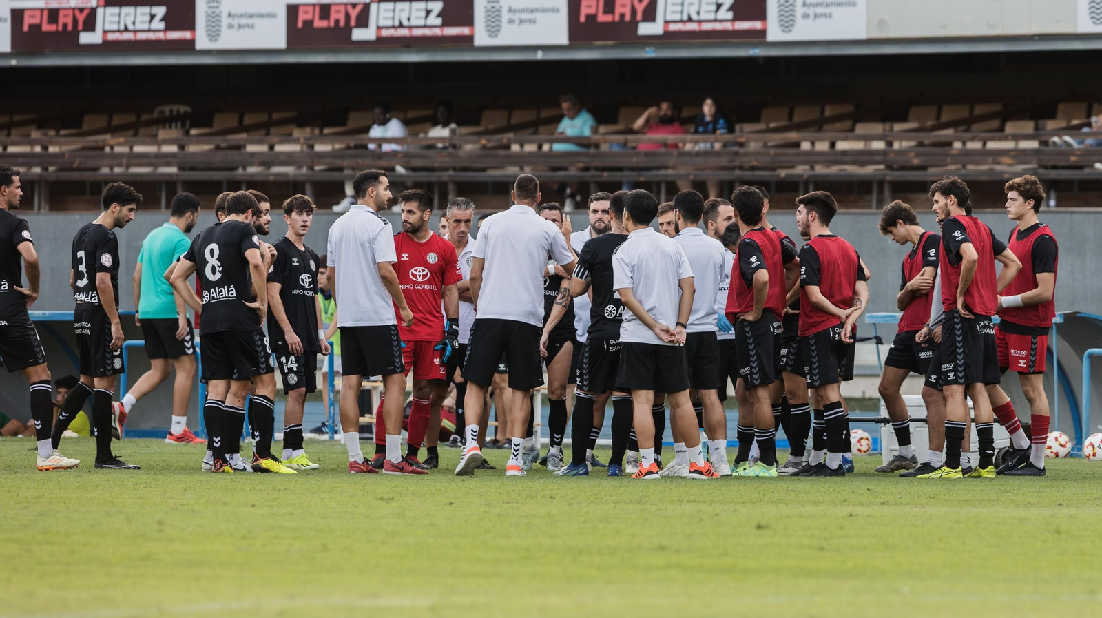 Imágenes del triunfo del Xerez DFC en el 34 Trofeo de la Vendimia