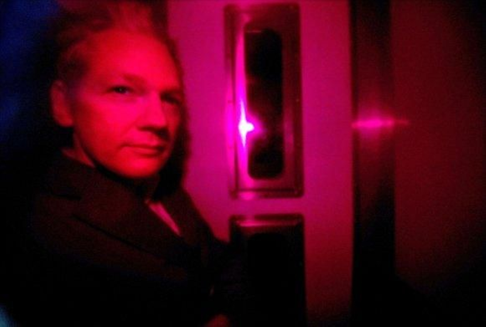 Aplazada la libertad bajo fianza de Julian Assange