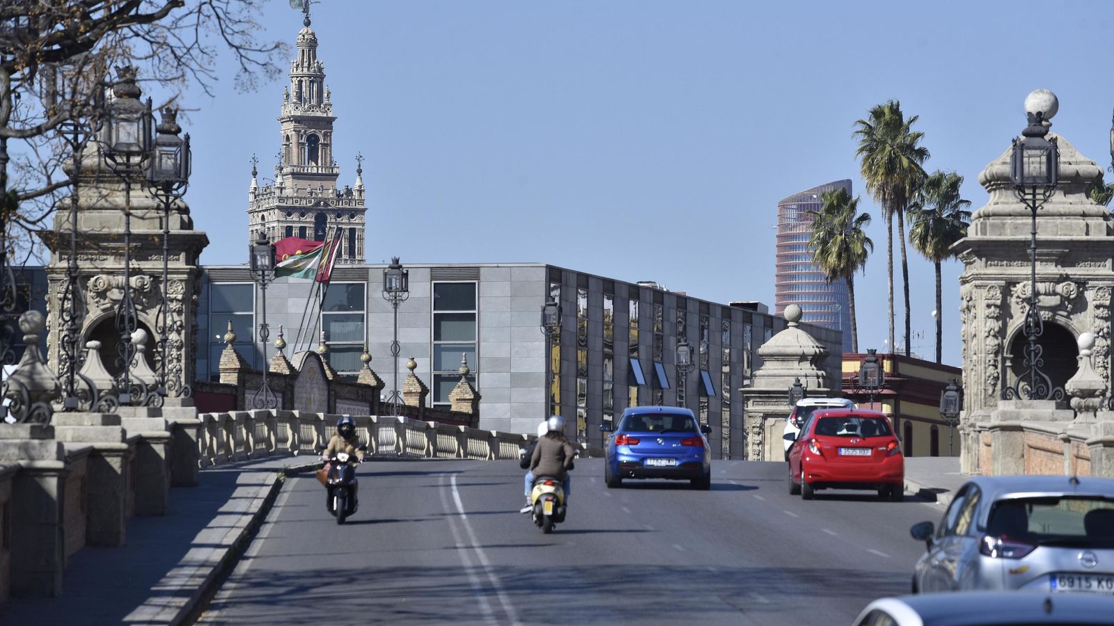 La Giralda y la Torre Pelli vistas desde el puente de San Bernardo, sobre el parque de Bomberos.