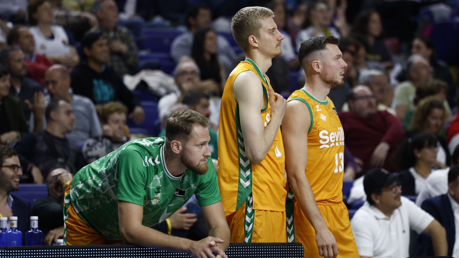 Fischer, Maronka y Bertans observan desde el banquillo el encuentro.