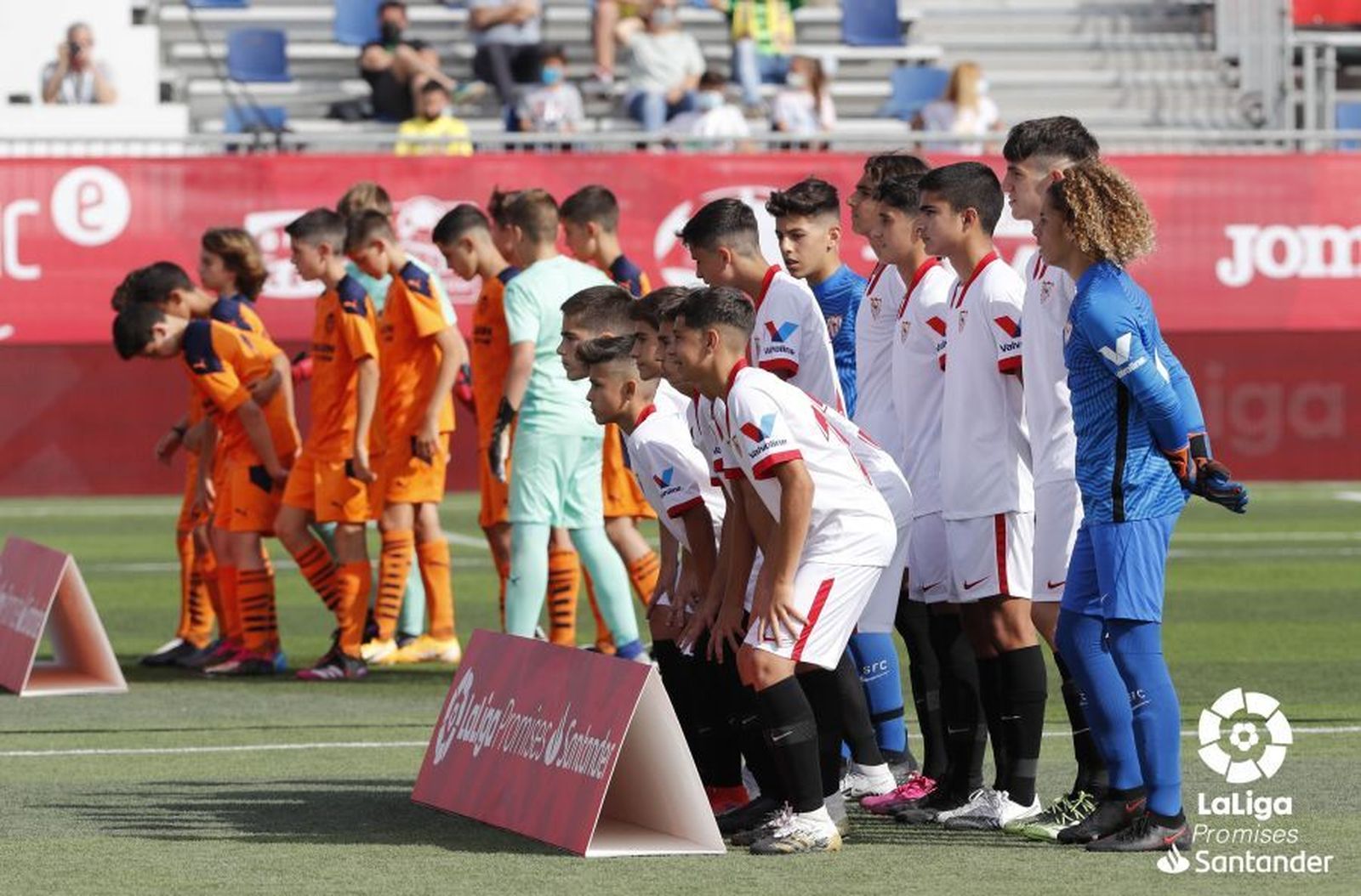 El Sevilla y el Valencia, antes de uno de los duelos.