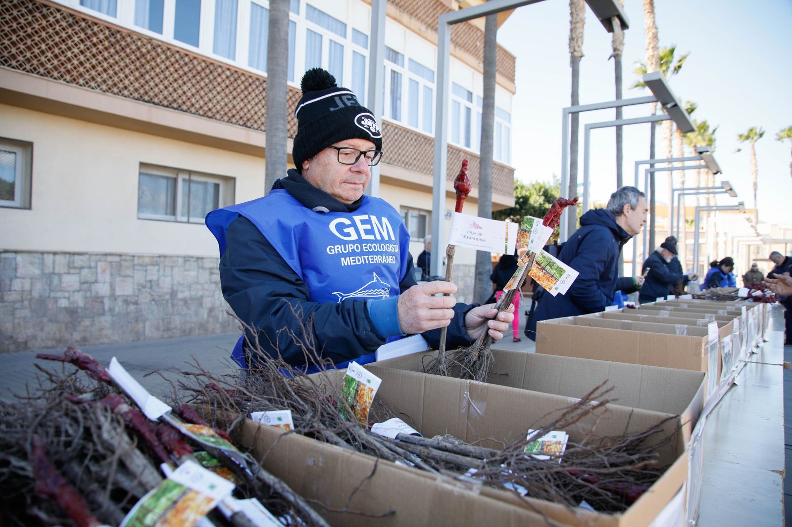 Imágenes del reparto de Parras en Alhama de Almería