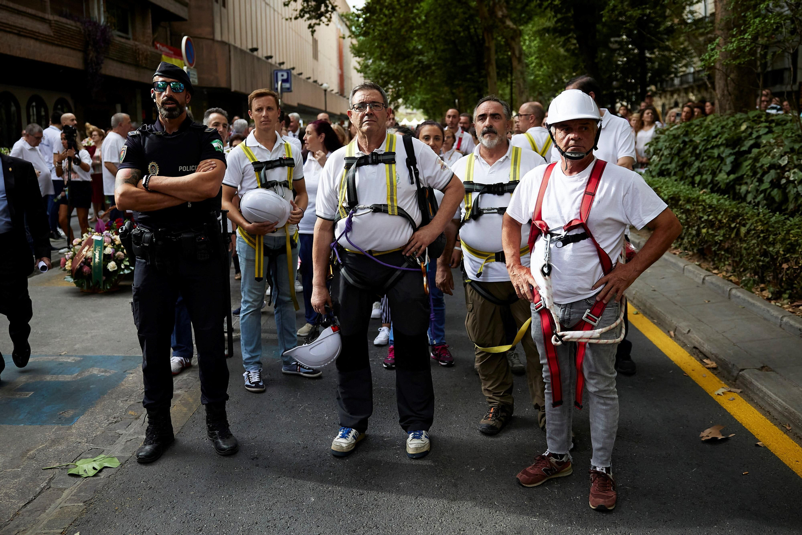 Granada se vuelca con la ofrenda floral en la Basílica de la Virgen de las Angustias