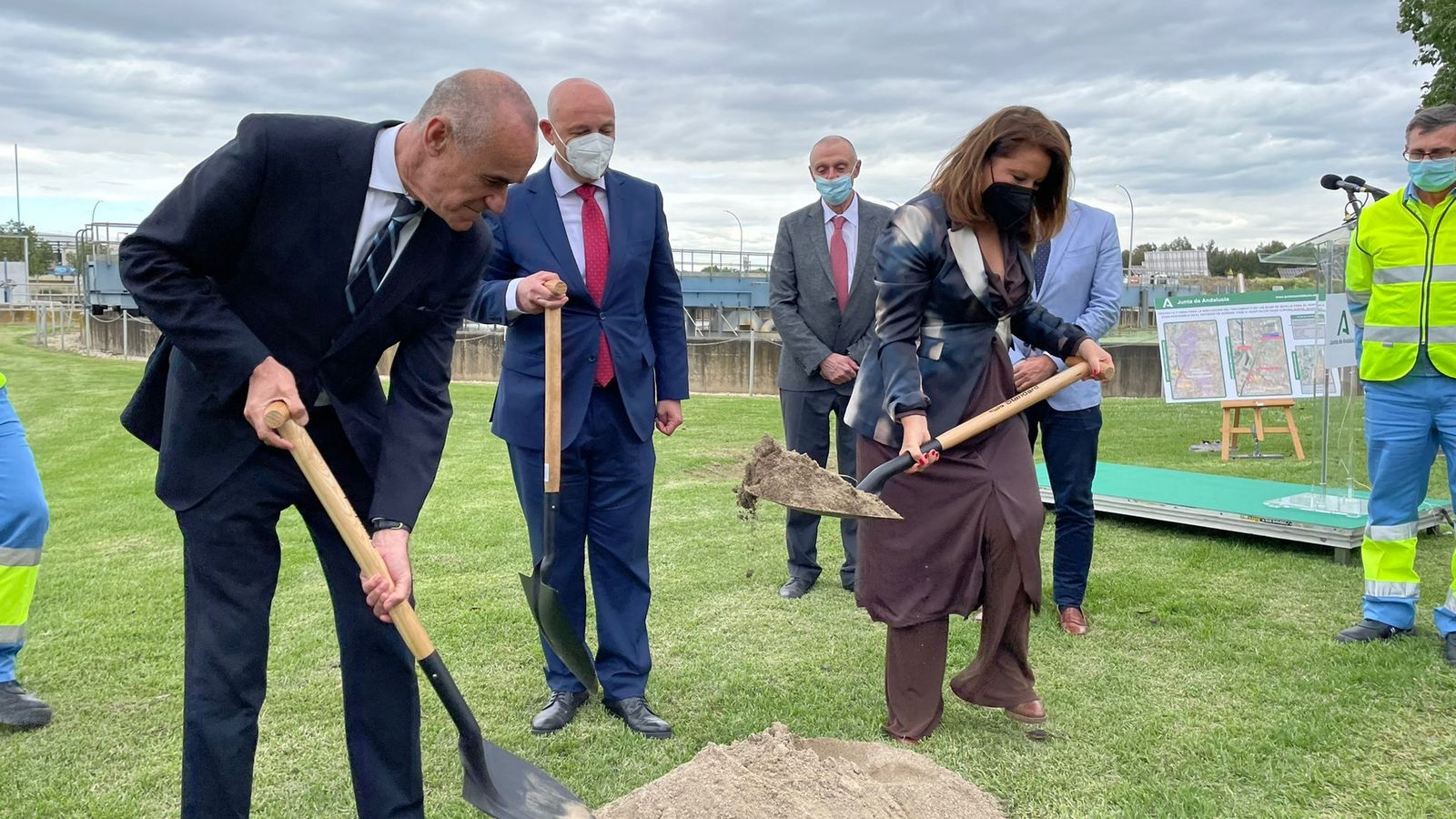 Un momento de la colocación de la primera piedra.