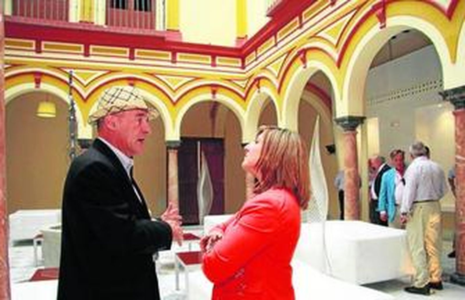 La alcaldesa conversa con el propietario del edificio, Javier Olaciregui, ayer en las instalaciones del nuevo hotel.