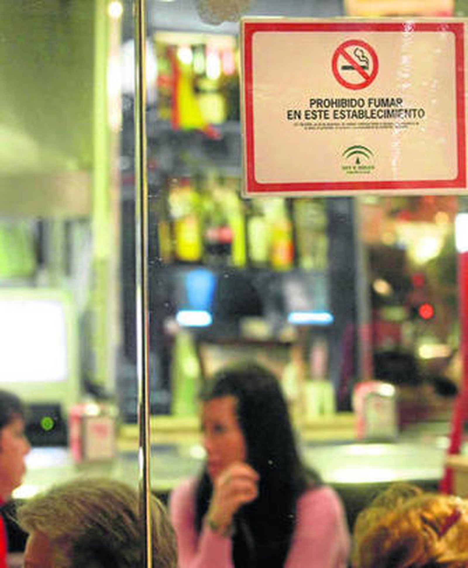 Establecimiento con el cartel de prohibido fumar.