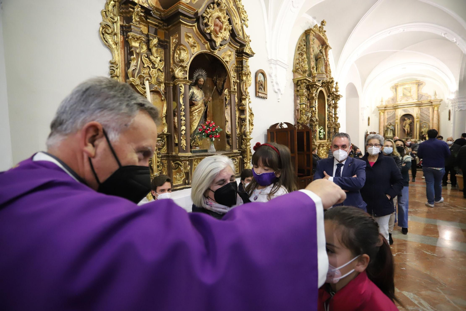Imágenes de la imposición de cenizas en el inicio de la Cuaresma en la Catedral de Huelva