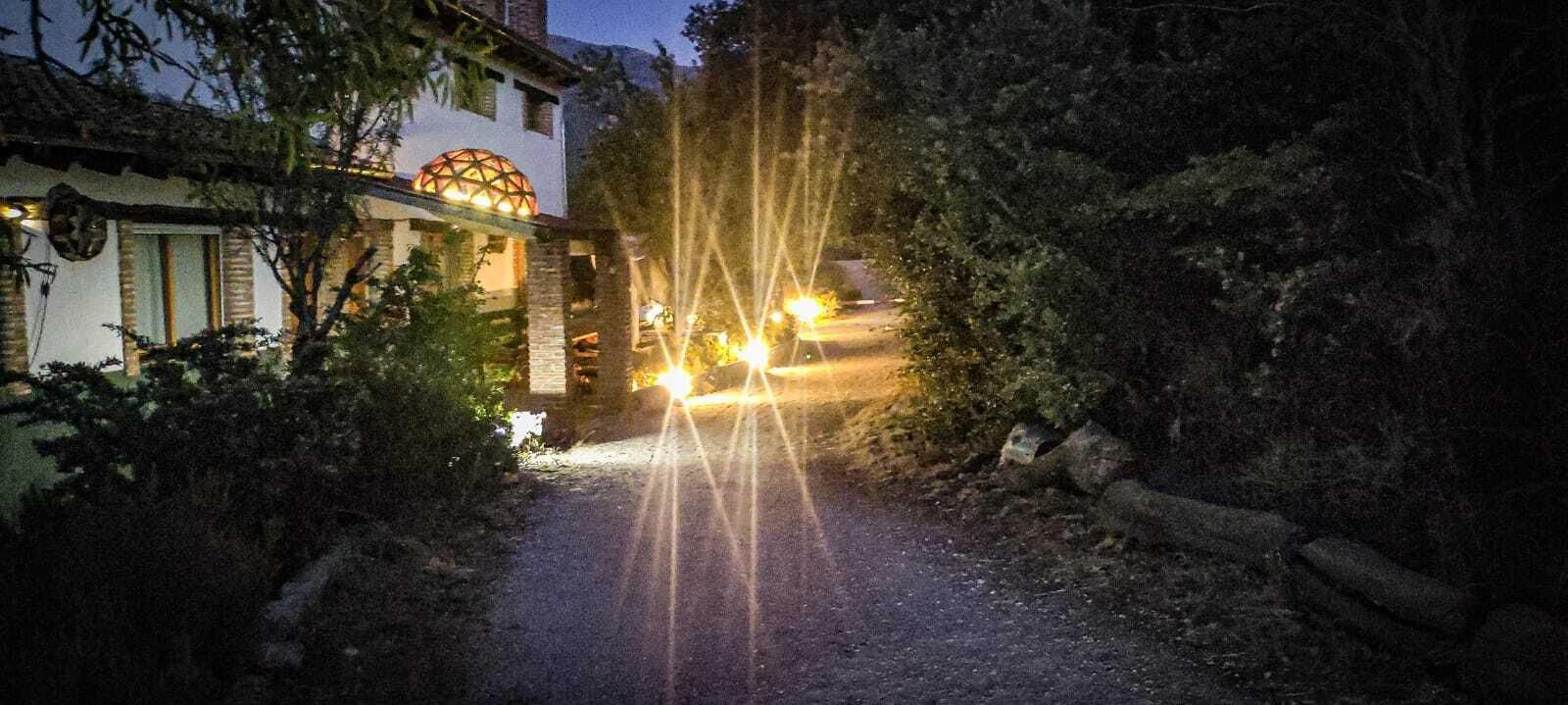 Las luces llenan de magia el recinto de las cabañas al caer el sol.