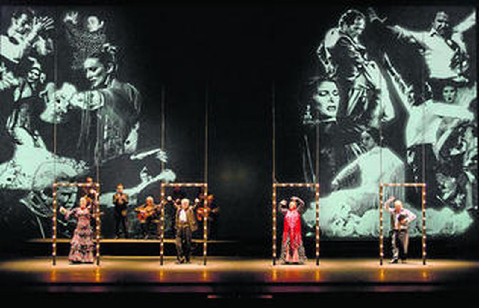 Los cuatro veteranos al final del espectáculo, con imágenes de sus vidas bailaoras como fondo.