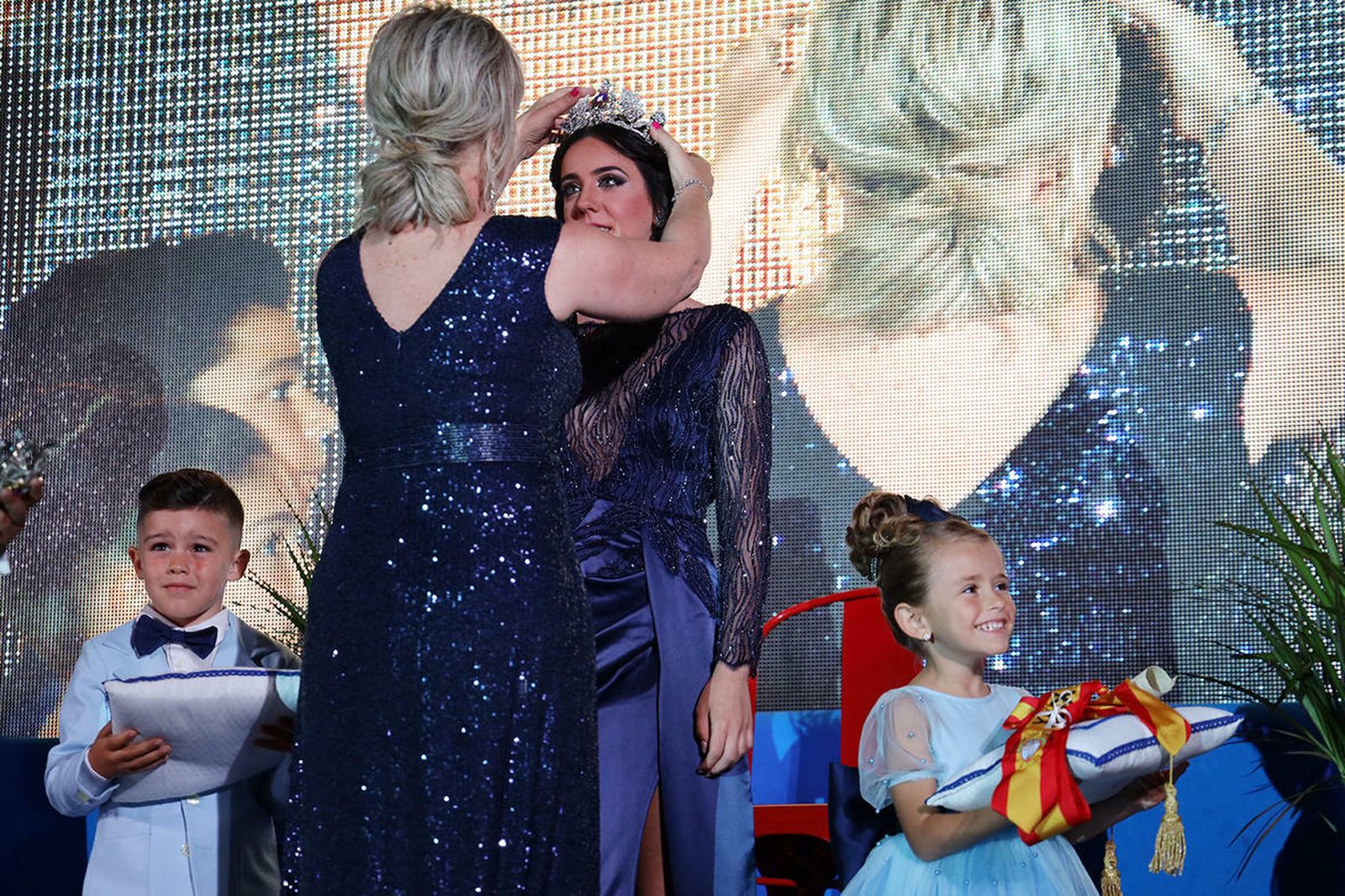 Coronación de Ángela González como reina de las fiestas de San Juan.