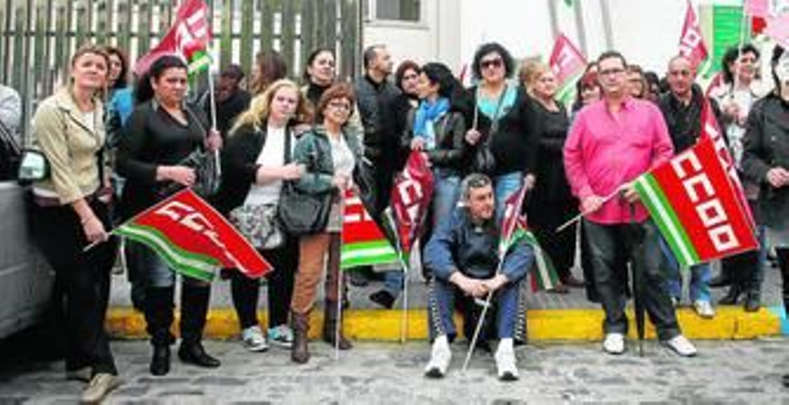 Trabajadores del antiguo hospital de San Juan de Dios, durante la protesta del viernes en la plaza de Asdrúbal.