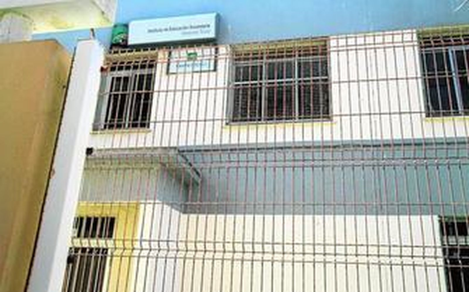 Fachada del IES Menéndez Tolosa.