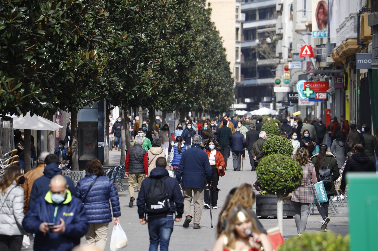 El buen tiempo llena las calles y terrazas en el primer día del Puente de Andalucía en Córdoba