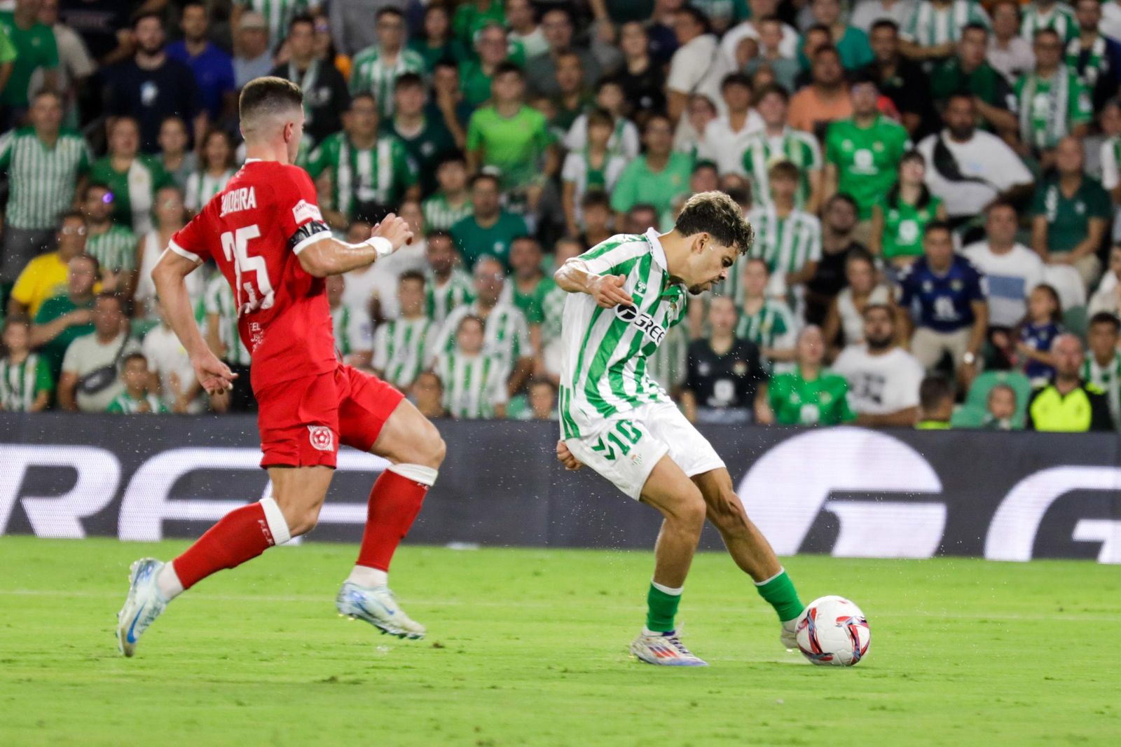 Abde dispara con la izquierda para anotar el segundo gol de los verdiblancos.