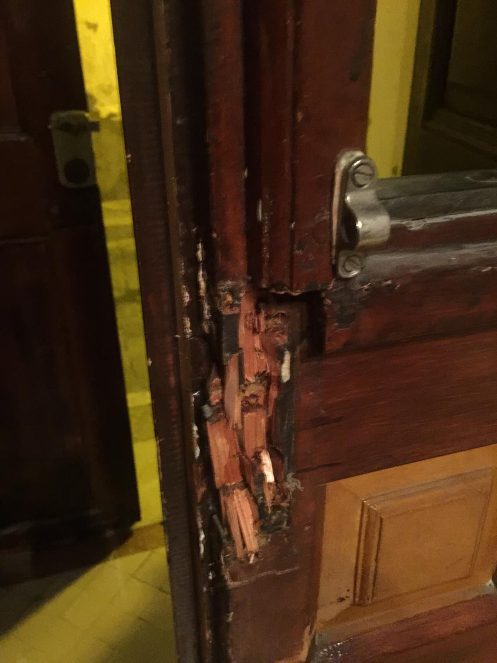 Estado en que quedó una de las cerraduras fracturadas por los ladrones.