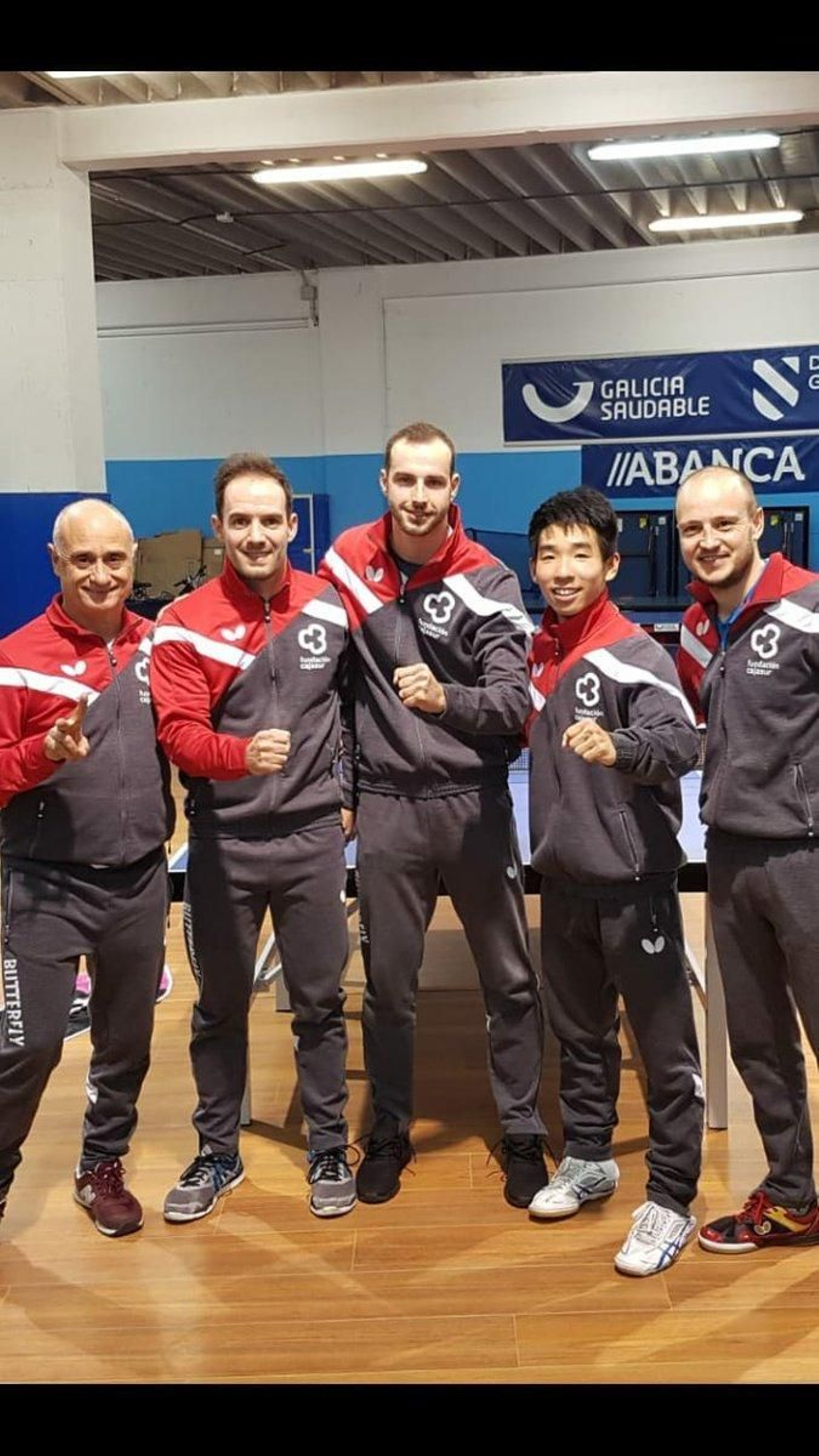 Los jugadores del Cajasur Priego celebran el triunfo.
