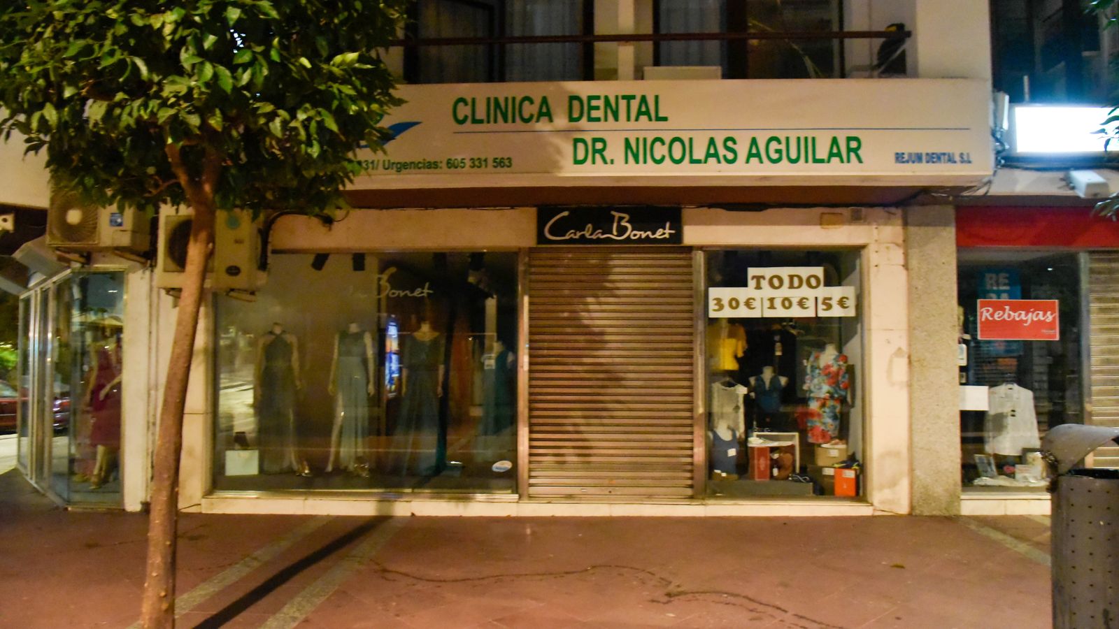 Fotos de edificios públicos y escaparates apagados en Algeciras por el plan de ahorro energético