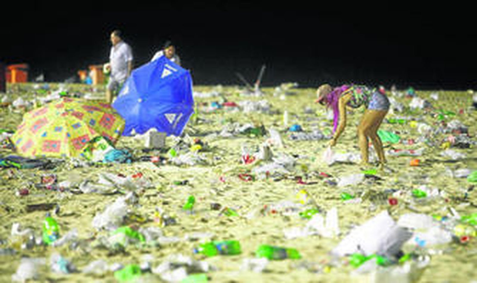 Aspecto de la playa Victoria tras una noche de barbacoas.